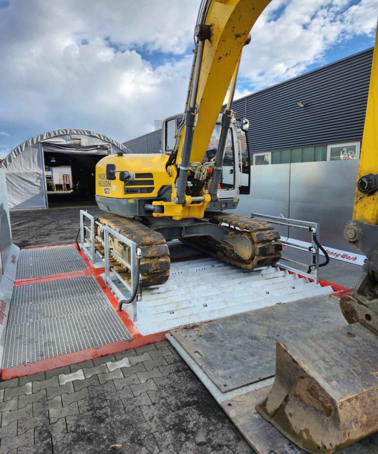 Bagger fährt auf Demucking Anlage