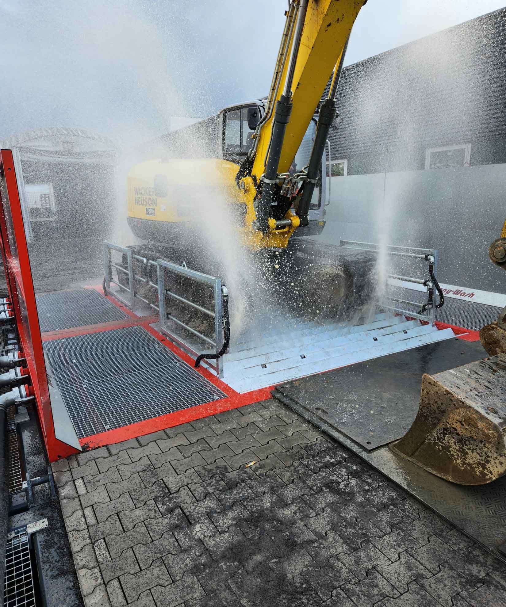 Bagger wird auf Demucking-Anlage gereinigt