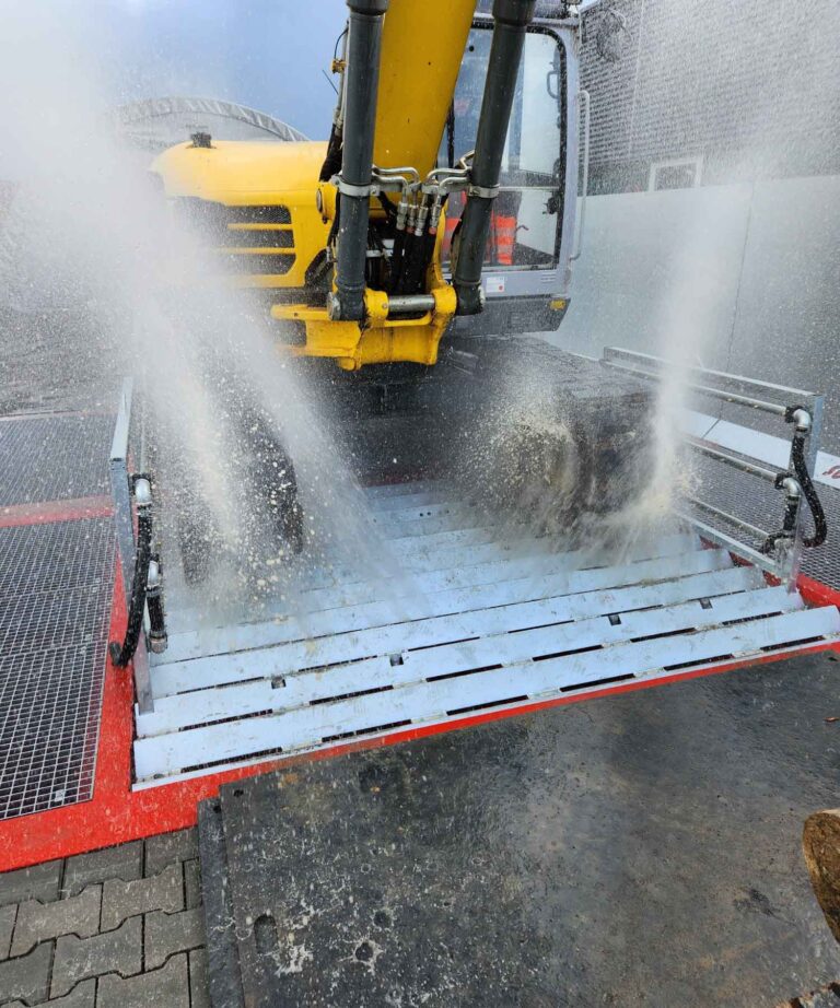 Bagger wird auf Demucking-Anlage gereinigt