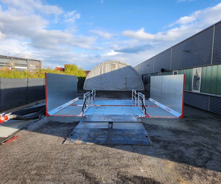 Aufgebaute Demucking-Anlage auf einer Baustelle