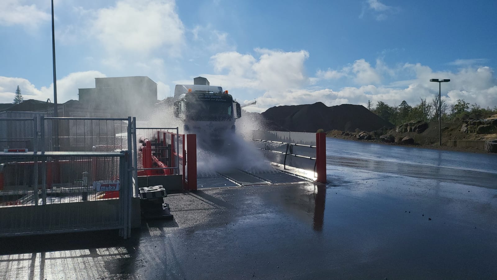LKW-Reifenwaschanlage ULTRA-wash im Einsatz während ein LKW durchfährt