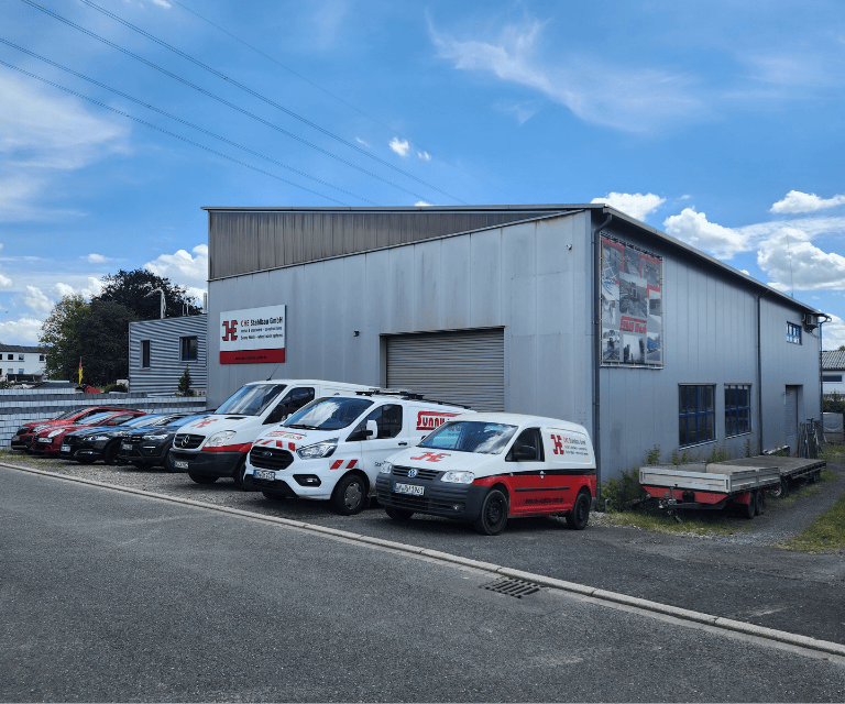 Die Sunny Wash Produktion mit ihrem Fuhrpark von außen