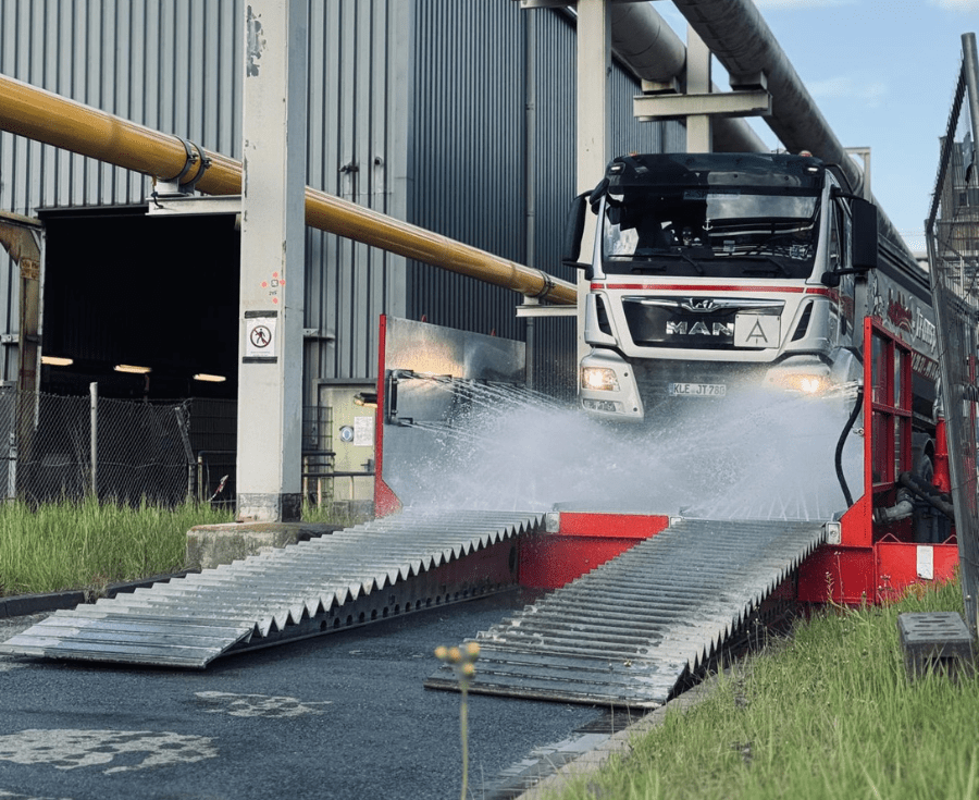 LKW fährt durch die Regular-wash Reifenwaschanlage