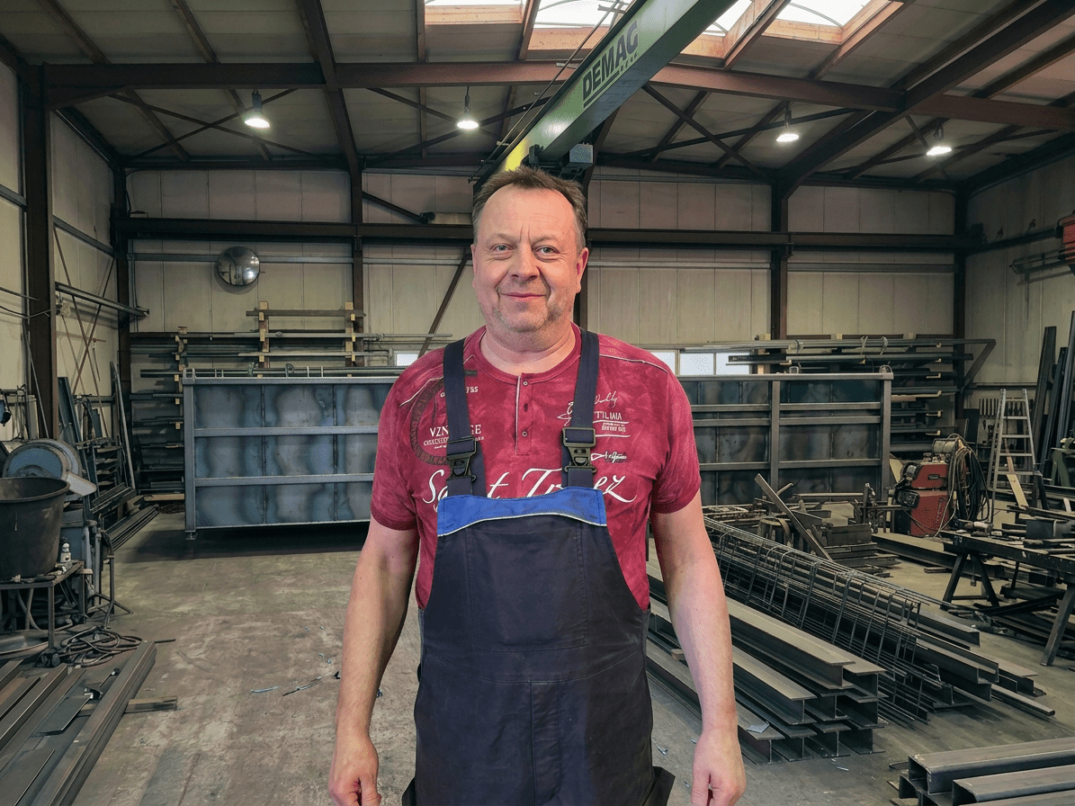 Ralf Neumann steht in der Sunny Wash Produktion