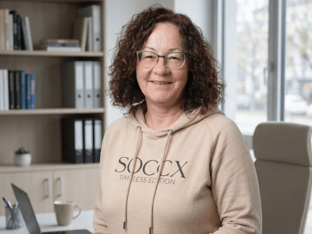 Renate Henschel steht im Sunny Wash Büro