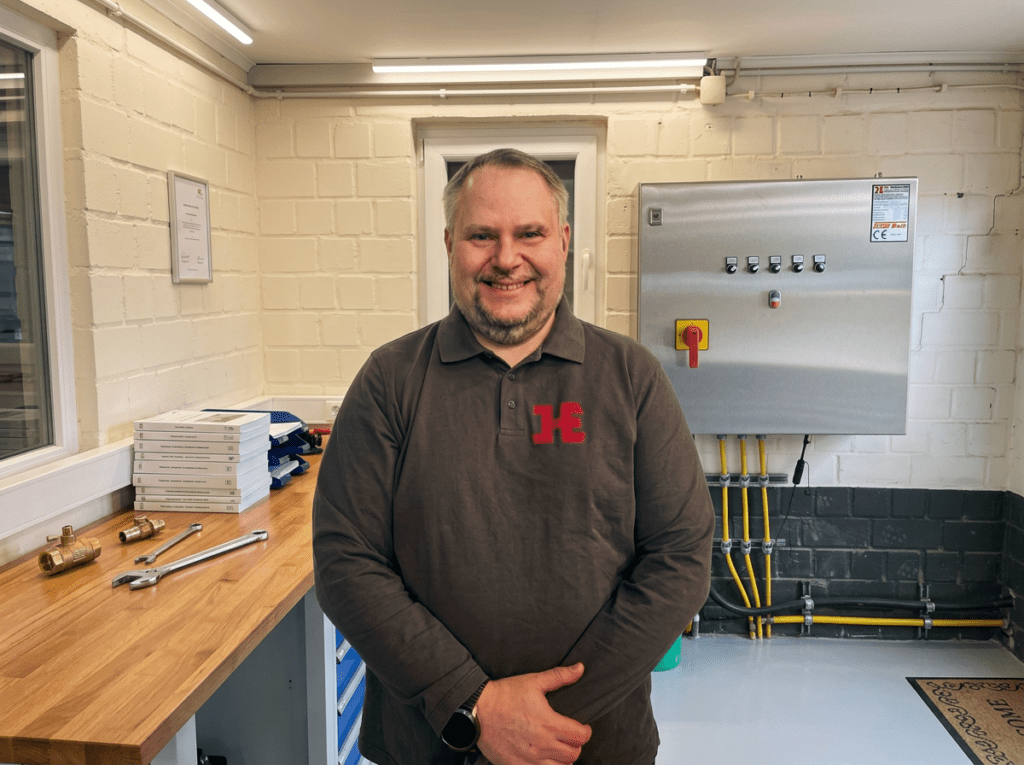 Rolf Ilgen vor einem Sunny Wash Schaltkasten